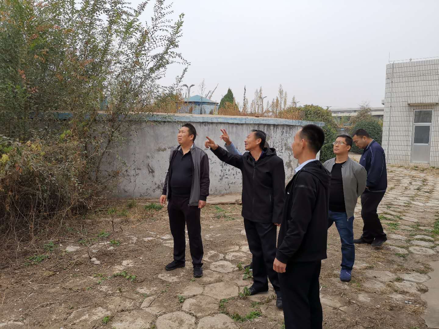 公司總經(jīng)理王建人在供水、污水生產(chǎn)一線開展風(fēng)險隱患排查 (1).jpg