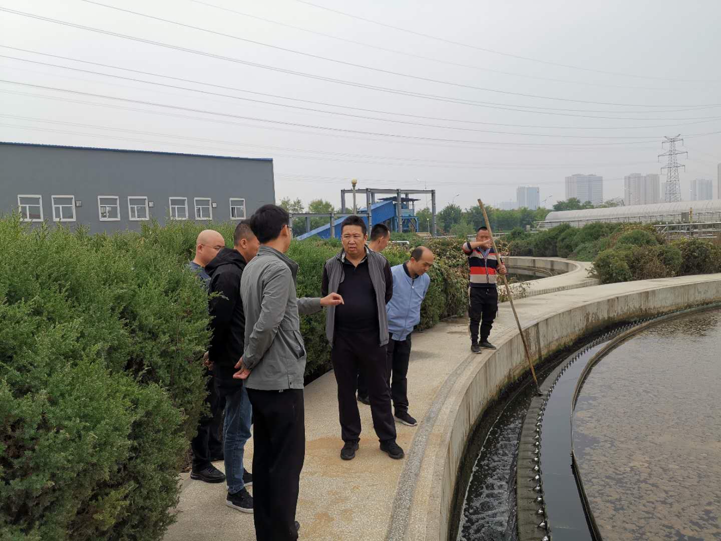 公司總經(jīng)理王建人在供水、污水生產(chǎn)一線開展風(fēng)險隱患排查 (2).jpg