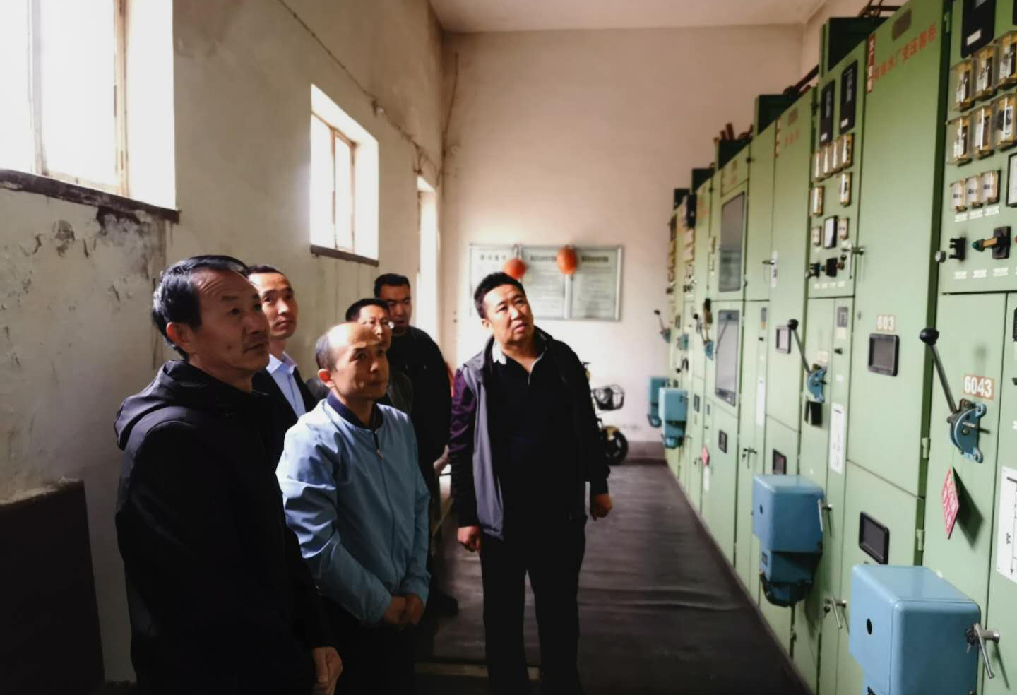 公司總經(jīng)理王建人在供水、污水生產(chǎn)一線(xiàn)開(kāi)展...